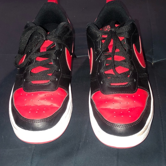 I am saling shoes, the brand is nike the size is 6.5 they are red and black - Picture 3 of 4
